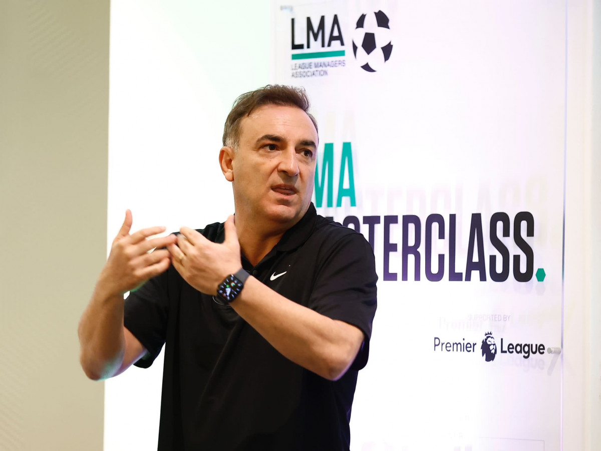 Carlos Carvalhal dando una charla al staf del Manchester CF en una foto de su Twitter