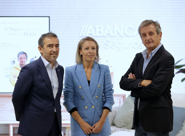 El director general de Abanca Seguros, Álvaro García, la directora comercial de la división, Sonia Lucio, junto al copiloto de rally Luis Moya, en la presentación del nuevo seguro del hogar de la entidad
