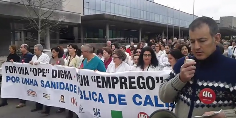 Traballadores do Sergas reclaman persoal diante do CHUS