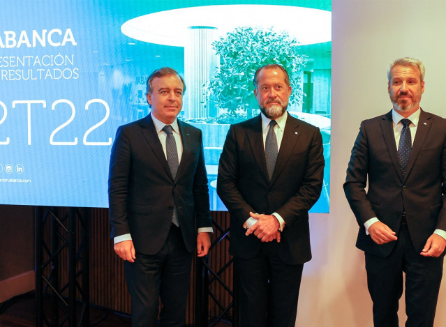 Archivo - De izquierda a derecha, el consejero delegado de Abanca, Francisco Botas Ratera; el presidente, Juan Carlos Escotet Rodríguez, y el director general financiero, Alberto de Francisco Guisasola, durante la presentación de los resultados de segundo