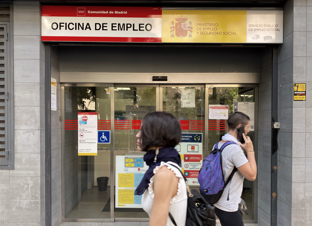 Dos personas pasan por la oficina de empleo de Acacias, a 4 de octubre de 2022, en Madrid (España). El número de parados registrados en las oficinas de los servicios públicos de empleo (antiguo Ine