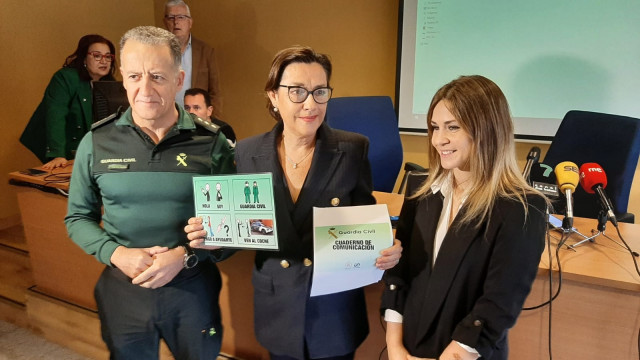 La Guardia Civil de Pontevedra presenta los pictogramas para la comunicación durante el servicio con personas afectadas por el trastorno espectro autista