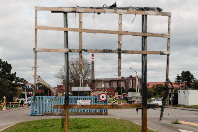 Archivo - Vista de la fábrica de Alcoa a través de una pancarta quemada, en San Cibrao, un día después de que los trabajadores alcanzaran un acuerdo con la empresa, a 29 de diciembre de 2021, en San Cibrao, Cervo, Lugo, Galicia (España). Los trabajadores