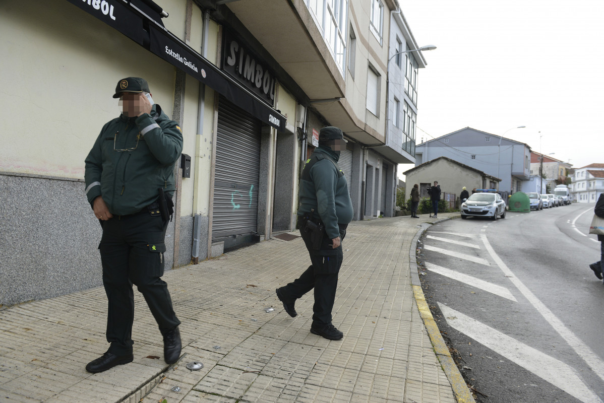 Dos Guardias Civiles vigilan en la calle Cardenal Quiroga, donde se produjeron los disparos a un vecino, a 3 de noviembre de 2022, en Maceda, Orense, Galicia, (España).