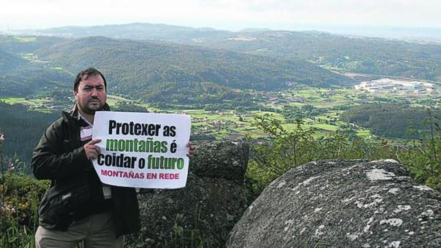 Activista contra el parque eu00f3lico que Aldesa pretende constuu00edr en el Monte Xalo en una foto de la campau00f1a Montau00f1as en Rede