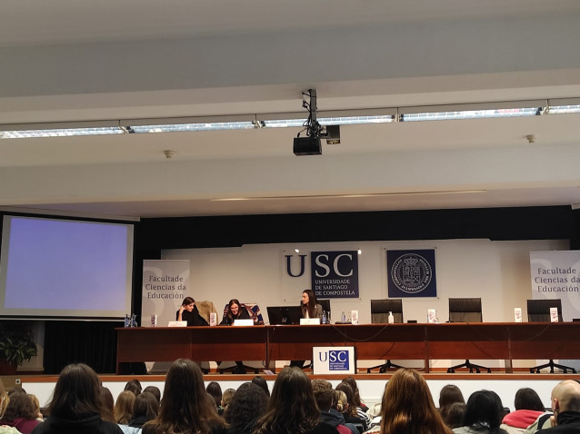 La delegada del rector para la Igualdad de la USC, Marta Pérez Pereiro; la decana de la facultad de Ciencias de la Educación, Mar Lorenzo;  y la directora del proyecto de investigación, Patricia Alonso Ruido,  en la presentación de los daros preliminares