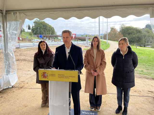 El delegado del Gobierno en Galicia, José Miñones, inaugura la glorieta de conexión de la N-6 con la calle Alfonso X