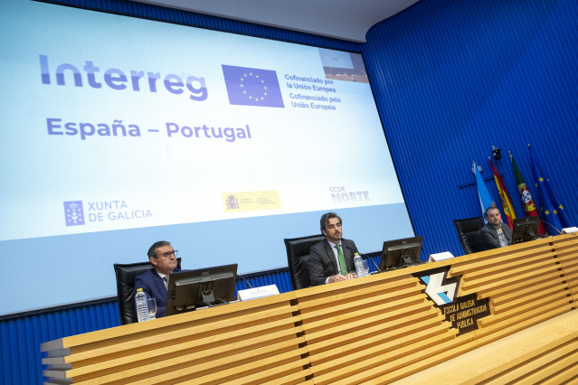 El vicepresidente segundo, Diego Calvo; y el director xeral de Relacións Exteriores e coa UE, Jesús Gamallo, participan en la presentación del POCTEP en la Eurorrexión Galicia-Norte de Portugal para 2021-2027