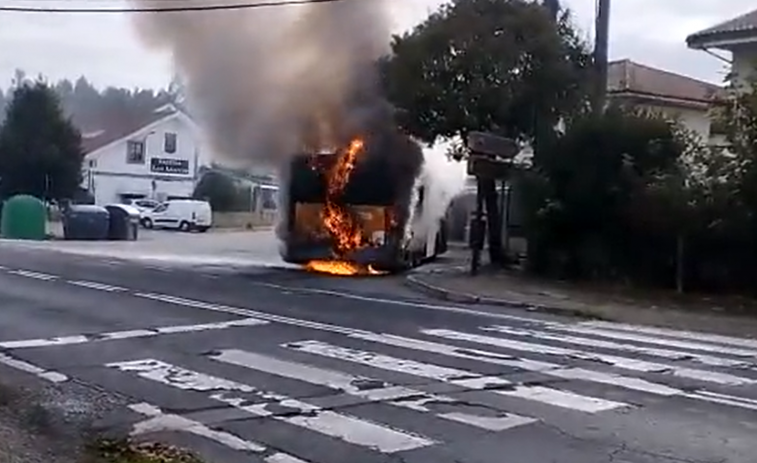 (VÍDEO) Arde un autobús urbano en Santiago, el segundo en dos meses, sin que haya que lamentar heridos