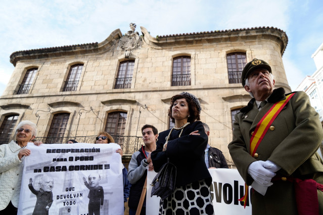 El actor Fernando Morán y la actriz Isabel Risco encarnan a Franco y a Carmen Polo en la III Marcha Cívica pola Devolución da Casa Cornide, en la plaza de María Pita.