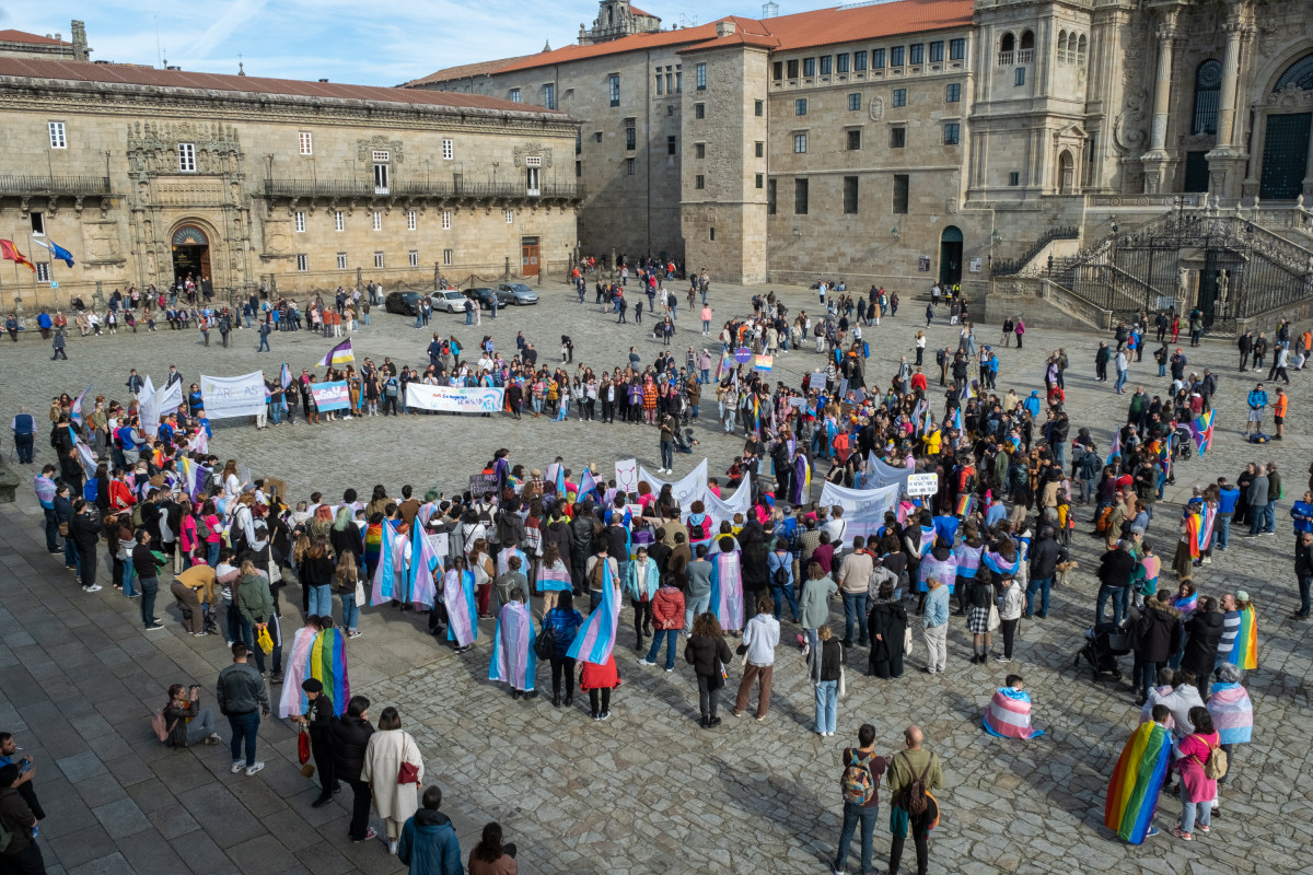 Centenares de personas participan en una manifestación por la defensa de los derechos de las personas trans, convocada por la asociación de familias de menores trans Arelas, en plaza Praza do Obrado