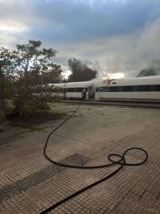 Maniobras de extinción del incendio declarado en uno de los coches del tren de Renfe