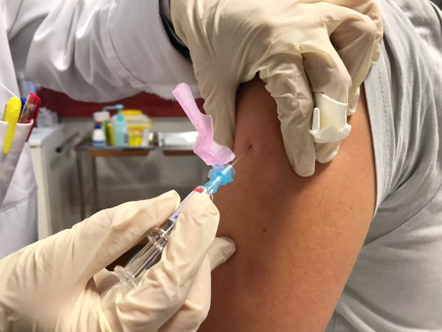 Archivo - Enfermera suministrando una vacuna