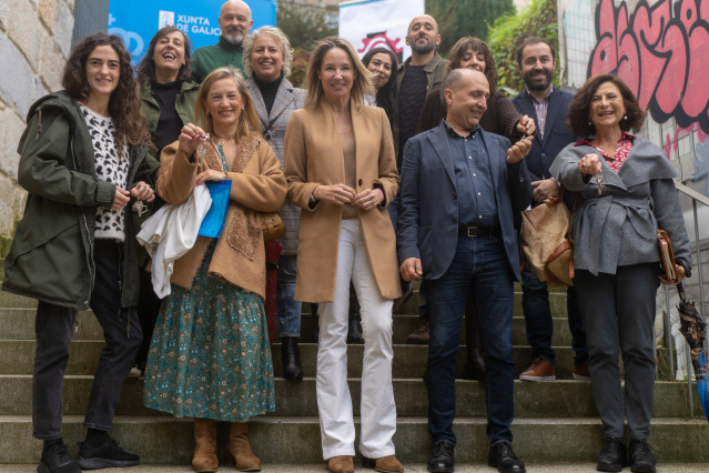 Marta Fernández-Tapias con los nuevos adjudicatarios de locales en el Casco Vello de Vigo.