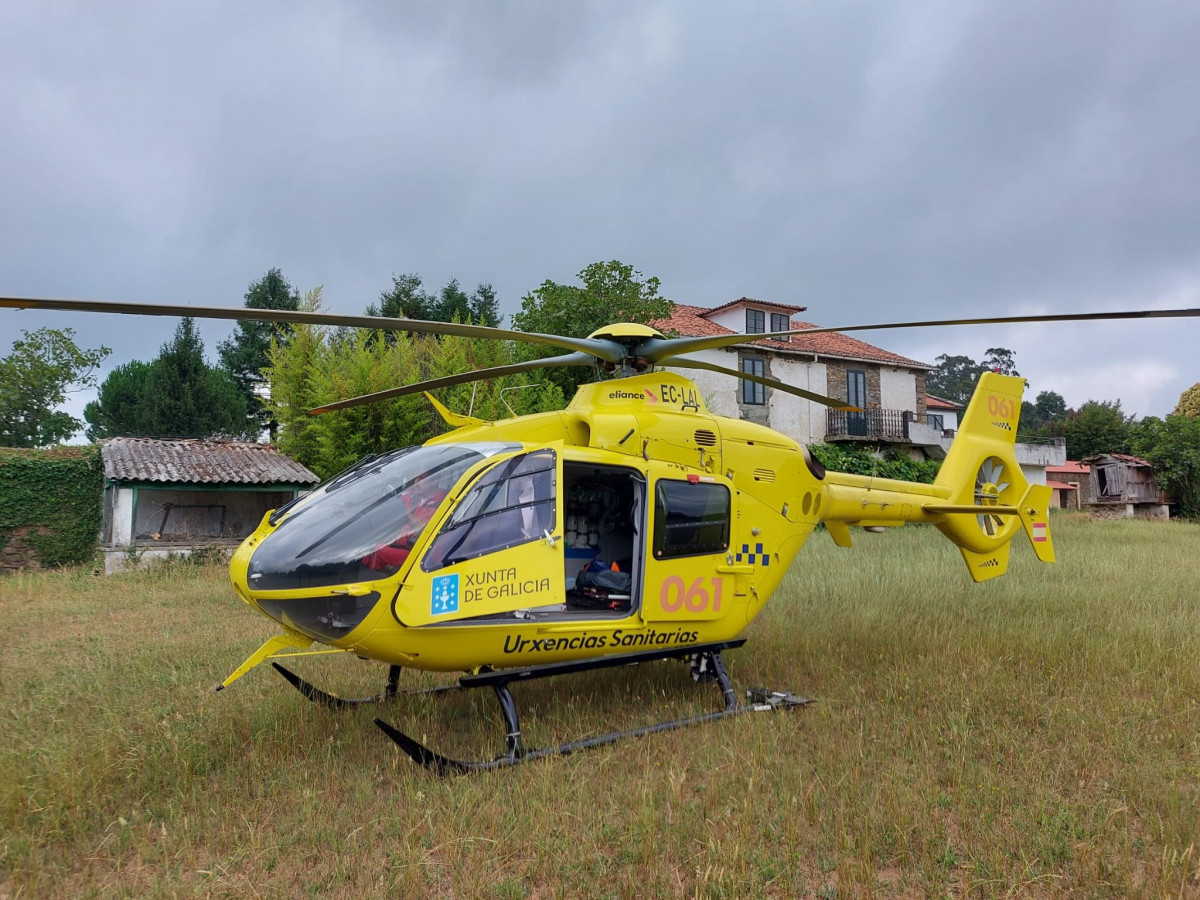 Archivo - El helicóptero medicalizado del 061 asiste a un ciclista herido en Agolada