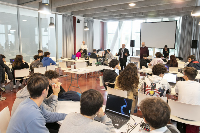 El concejal de Educación, Jesús Celemín, con estudiantes coruñeses