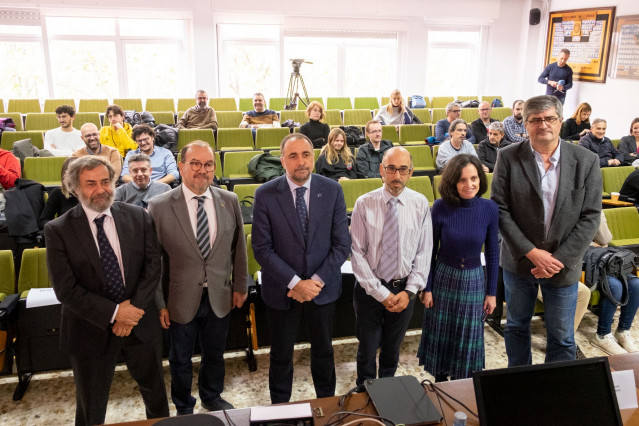 El conselleiro de Sanidade, Julio García Comesaña, en l a presentación do proyecto del Centro de Protonterapia de Galicia.