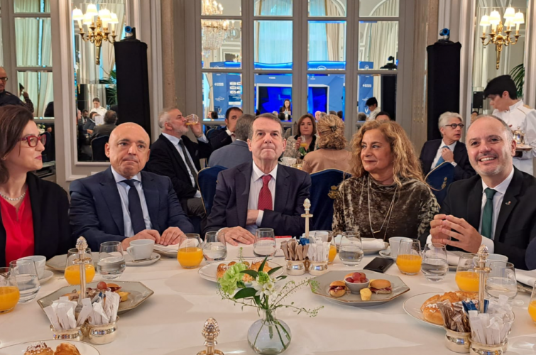 Caballero defiende el gasto en las luces de Navidad de Vigo porque 