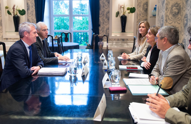 El presidente del PP de Galicia, Alfonso Rueda (1i); el vicepresidente primero y conselleiro de Economía, Industria e Innovación, Francisco Conde (2i); la vicepresidenta tercera y ministra de Transición Ecológica y Reto Democrático, Teresa Ribera (2d), y