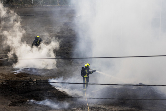 Dos bomberos trabajan en la extinción del fuego de la antigua fábrica de Pontesa, a 7 de noviembre de 2022, en Ponte Sampaio, Pontevedra, Galicia (España). El incendio se desató ayer domingo 6 de noviembre en las instalaciones empleadas por el Grupo Nogar