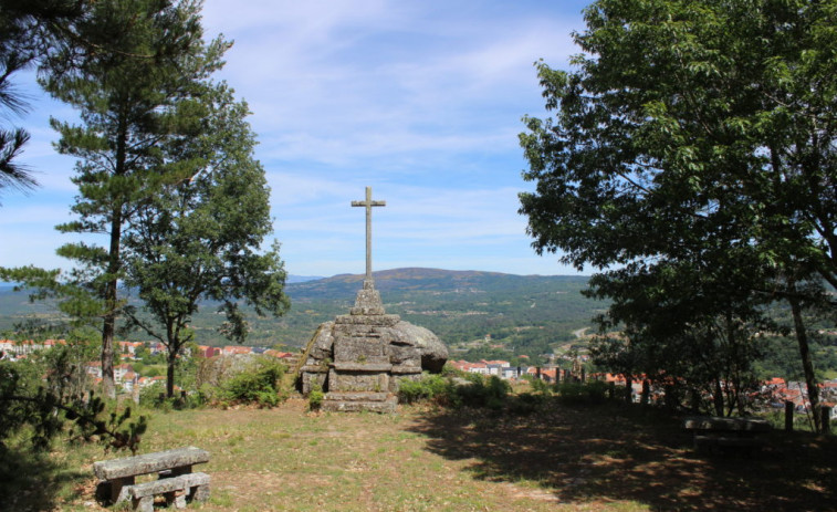 La cruz de Outeiro da Obra, un símbolo del franquismo que sobrevive en Celanova pese a la Ley de Memoria Democrática