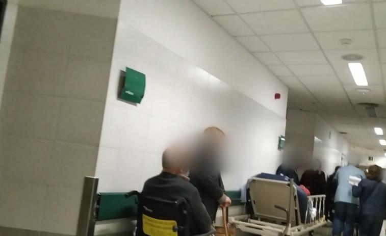 (VÍDEO) Dos días de colapso en las Urgencias del CHUS con una treintena de pacientes graves hacinados en los pasillos