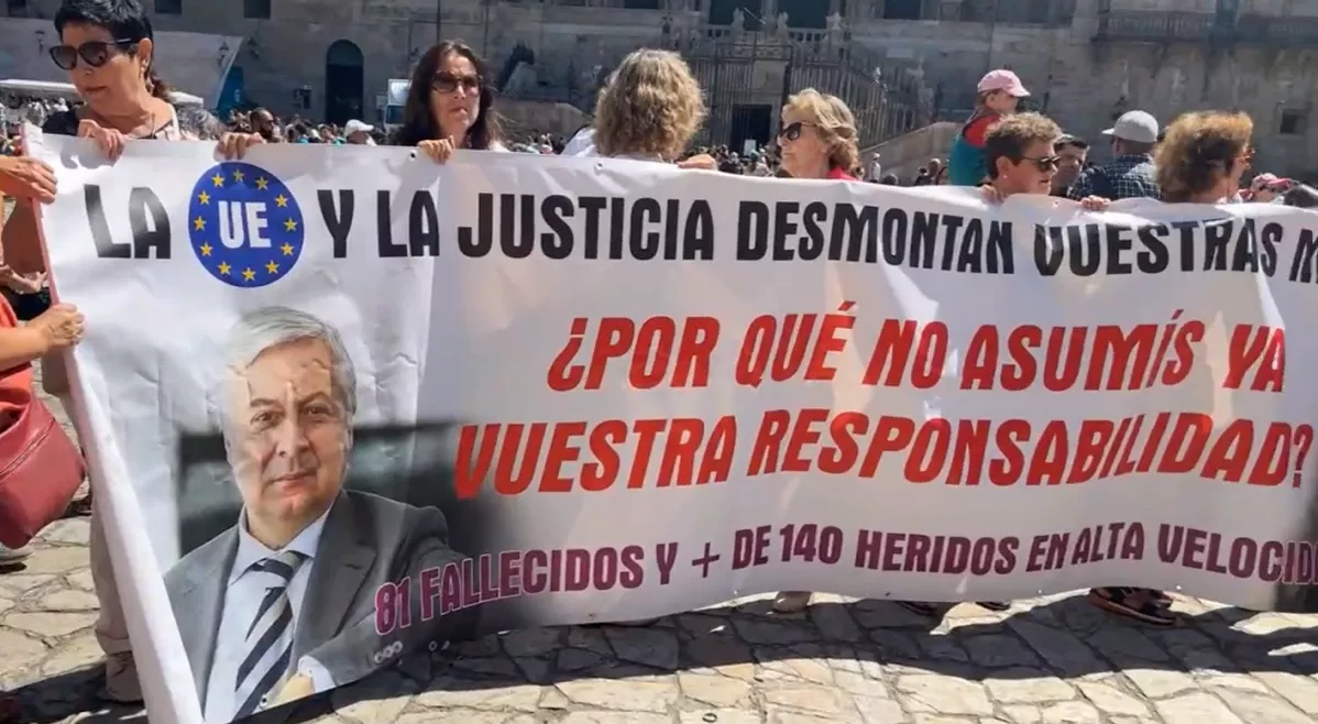 Victimas del Alvia con una pancarta contra los ex ministros de Fomento Pepe Blanco y Ana Pastor