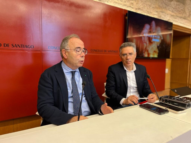 El alcalde de Santiago de Compostela, Xosé Sánchez Bugallo, y el responsable del departamento de empleo del ayuntamiento, Xabier Ferreiro.