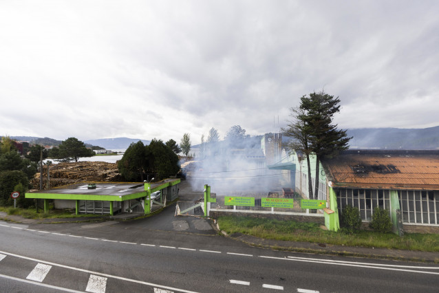 Humo en la antigua fábrica de Pontesa, a 7 de noviembre de 2022, en Ponte Sampaio, Pontevedra, Galicia (España). El incendio se desató ayer domingo 6 de noviembre en las instalaciones empleadas por el Grupo Nogar para el almacenamiento de cereales y pipas