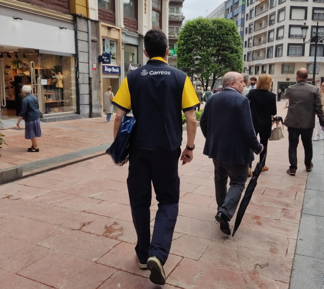 Archivo - Un trabajador de Correos.