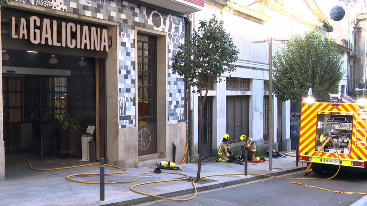 Incendio declarado en una nave anexa al mercado gastronómico 'La Galiciana', en Santiago de Compostela.