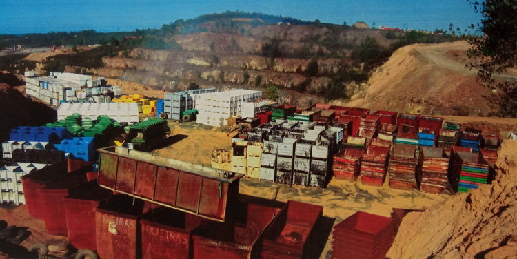 Contenedores de chapapote del Prestige en la antigua mina de Touro en 2004