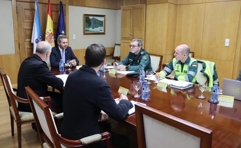 El delegado del Gobierno en Galicia, José Miñones, en una reunión con los responsables autonómicos de la Policía Nacional y de la Guardia Civil.
