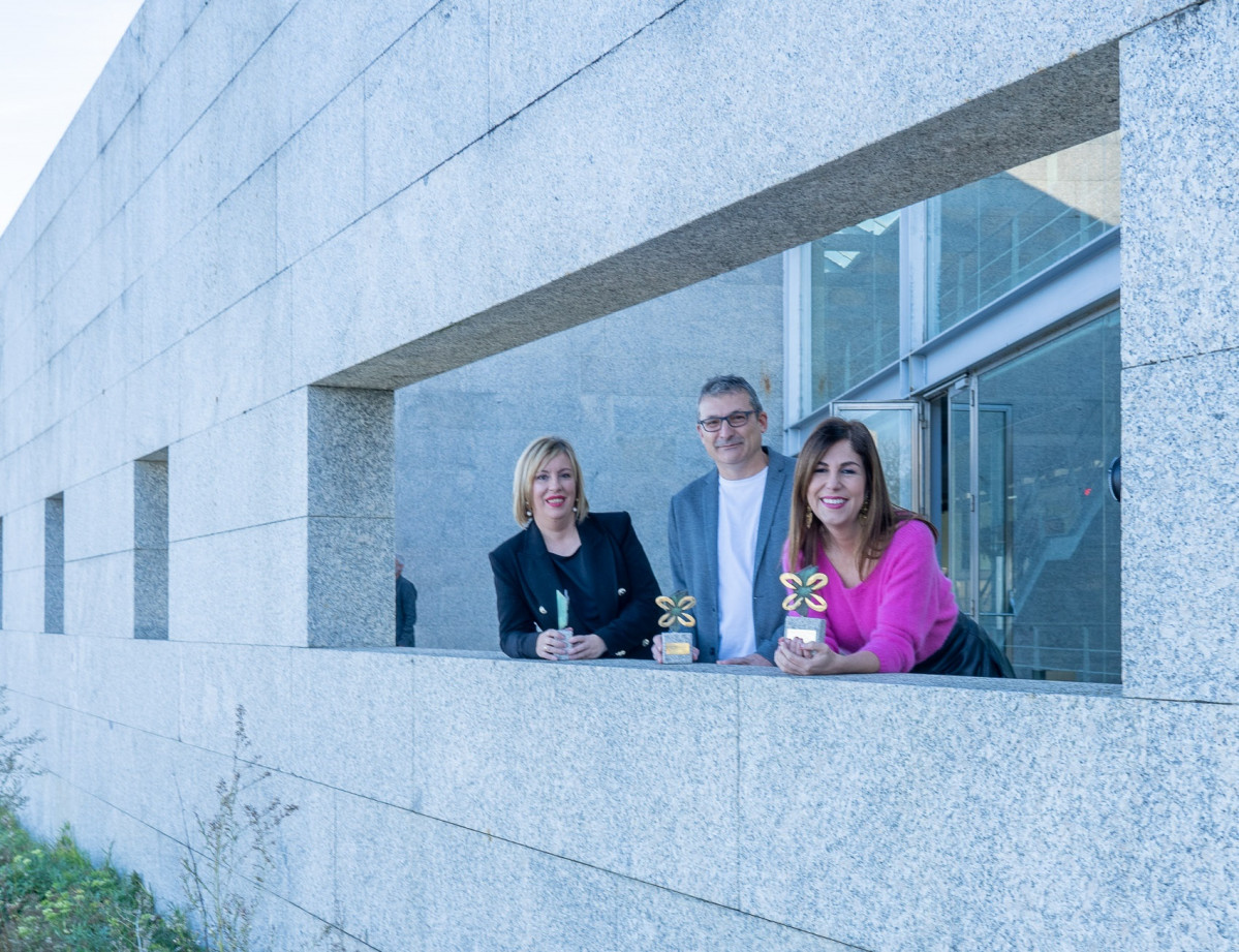 Ganadores Premios Xerais 2022. De izquierda a derecha, Rocío Leira, Anxo Iglesias y María Solar.
