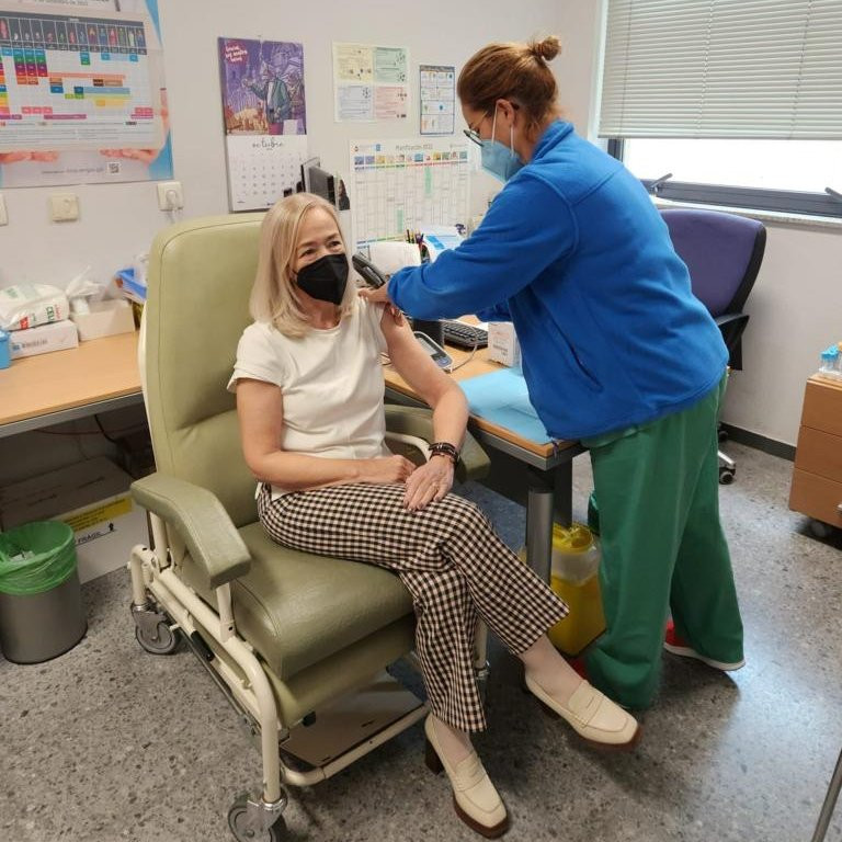 La gerente del SERGAS vacunu00e1ndose hoy contra la gripe