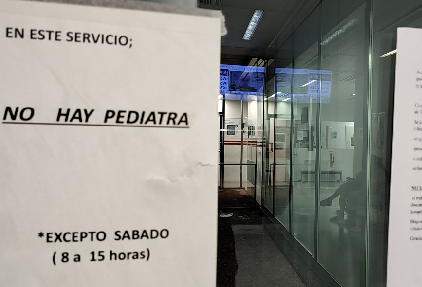 Cartel advirtiendo de la fala de pediatra en el PAC de A Parda Urxencias de Pontevedra en una foto publicada el 23 de agosto por O Ferrado Twitter