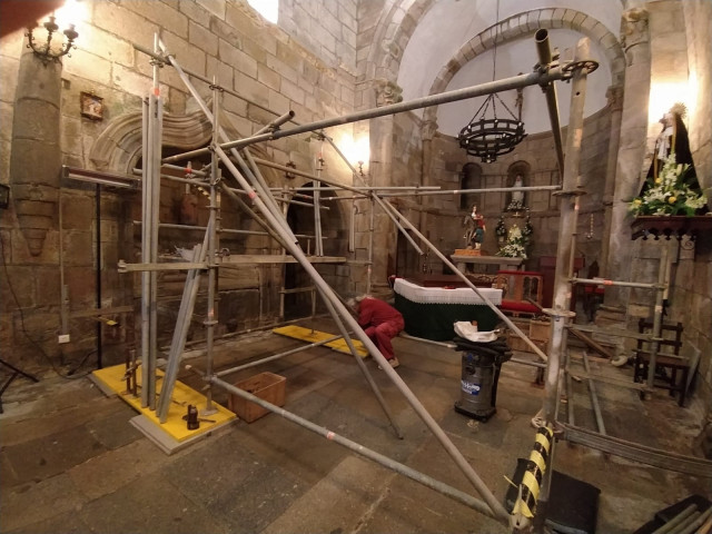 Andamiaje especial colocado en San Martiño de Sobrán para acceder al sarcófago de Xohán Mariño de Soutomaior