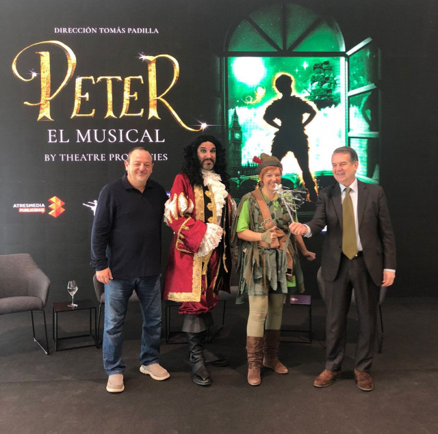 De izquierda a derecha, el produtor de la obra, Tomás Padilla, los actores protagonistas, Carlos Benito y Silvia Villaú, y el alcalde de Vigo, Abel Caballero.