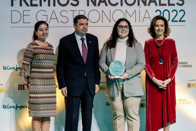 El ministro de Agricultura, Alimentación y Ganadería, Luis Planas (2i), la ganadora del Premio Nacional de Gastronomía Talento Joven Alimentos de España, María Maceiras (2d), y la presidenta de la Academia de Gastronomía, Lourdes Plana Bellido (d), posan