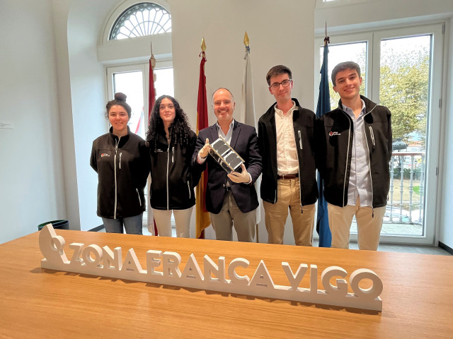 El delegado del Consorcio Zona Franca de Vigo, David Regades, y el responsable del proyecto 'UVigo SpaceLab', Manuel Diz Folgar, firman el acuerdo que convierte a Zona Franca de Vigo en uno de los patrocinadores de la misión.