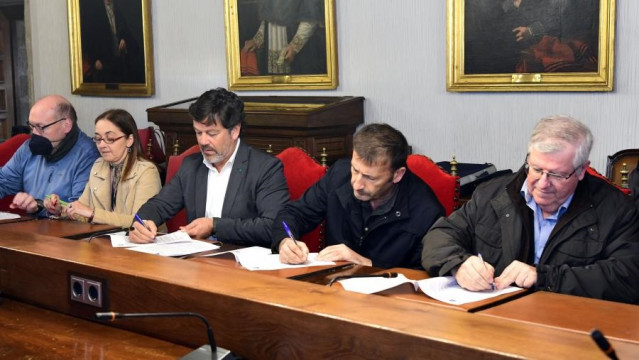 El gerente de la USC, Javier Ferreira, y representantes de CC.OO, UGT, CIG y CSIF han firmado el texto acordado previamente en la Mesa xeral de negociación de la USC