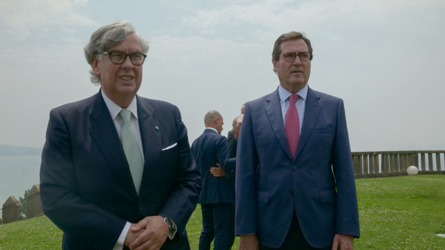 Archivo - El presidente de CEG, Juan Manuel Vieites (i), junto al presidente de la Confederación Española de Organizaciones Empresariales (CEOE), Antonio Garamendi; asisten la reunión del Consejo Asesor de la Confederación de Empresarios de Galicia (CEG),