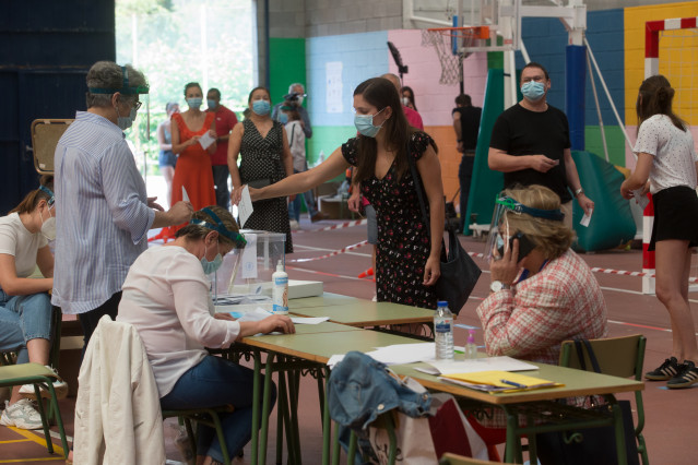Archivo - Una mujer vota en las elecciones autonómicas de Galicia en el Pabellón Os Castros de la población de Burela, en la comarca de A Mariña, Lugo, Galicia (España), a 12 de julio de 2020. El pasado 5 de julio la Xunta ordenó el cierre hasta el 10 de
