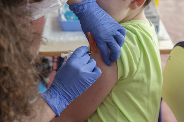 Archivo - Un niño recibe la vacuna contra el Covid-19, en el CEIP Manel García Grau, a 13 de enero de 2022, en Castellón de la Plana