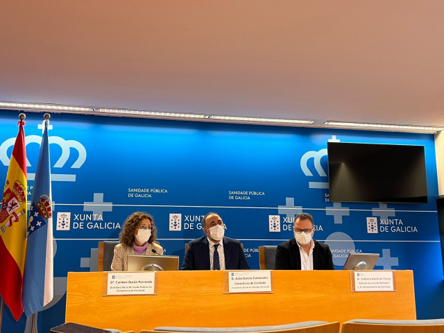 El conselleiro de Sandiade, Julio García Comesaña, en rueda de prensa este miércoles junto a la directora xeral de Saúde Pública, Carmen Durán, y el jefe de Pediatría del CHUS, Federico Martinón