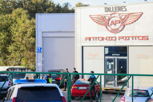 Agentes de policía en un operativo antidroga, a 15 de noviembre de 2022, en Pontevedra, Galicia (España). Un amplio operativo policial antidroga se desarrolla en la mañana de hoy con participación de agentes llegados desde Portugal. Desde primera hora int