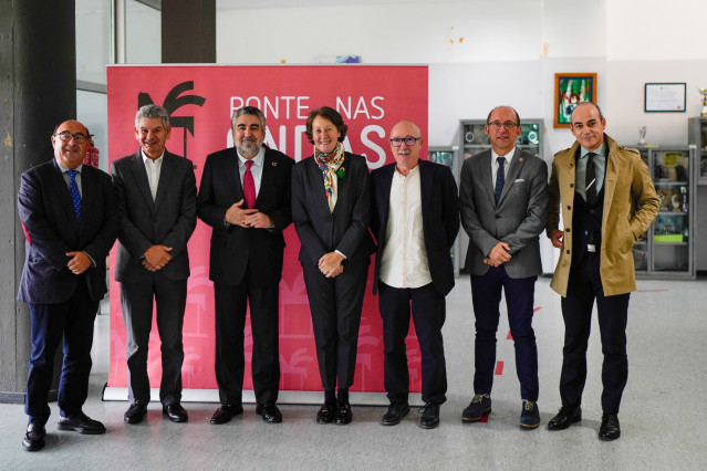 Los directores xerais de Cultura y de Patrimonio Cultural, Anxo M. Lorenzo y Mª Carmen Martínez, junto a los responsables de los centros educativos participantes en los premios  'Imaxes do Patrimonio', celebrados este miércoles en Vigo