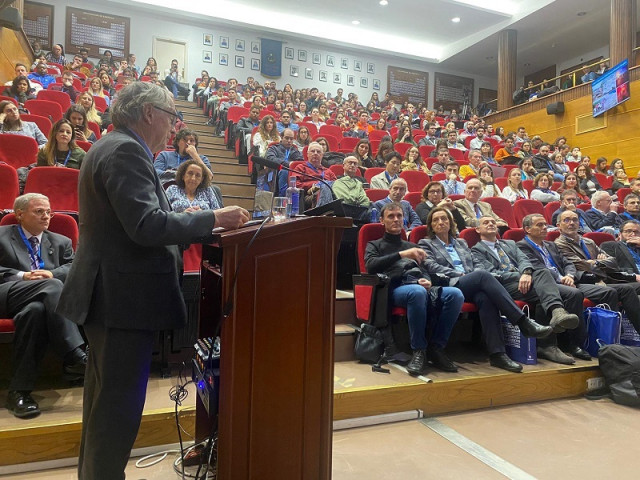 El Premio Nobel de Química 2019, M. Stanley Whittingham, durante su ponencia este miércoles en la facultad de Química de la Universidade de Santiago de Compostela