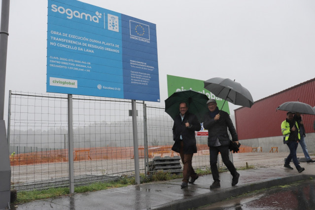 El presidente ejecutivo de Sogama, Javier Domínguez, acompañado por el alcalde de A Lama, Jorge Canda, ha visitado este miércoles en el polígono industrial de Racelo las obras de la futura planta de transferencia.