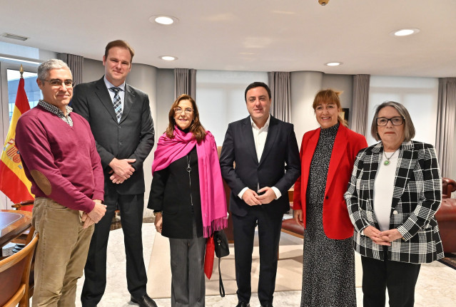 El presidente de la Diputación de A Coruña, Valentín González Formoso; las diputadas María Muíño y Ana Lamas; y una delegación de la Confederación de Municipios de Brasil